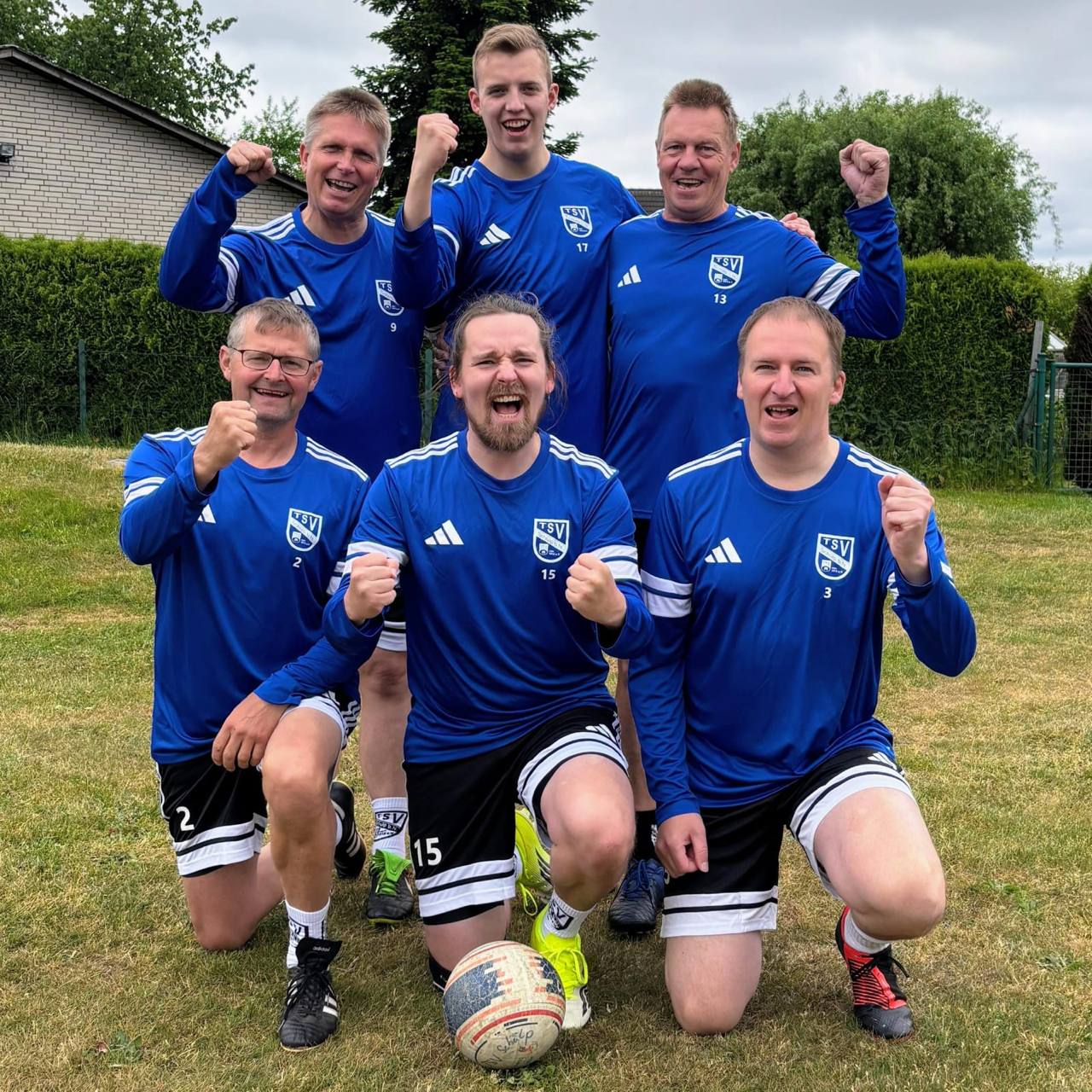 TSV Schülp 2 in neuen Trikots