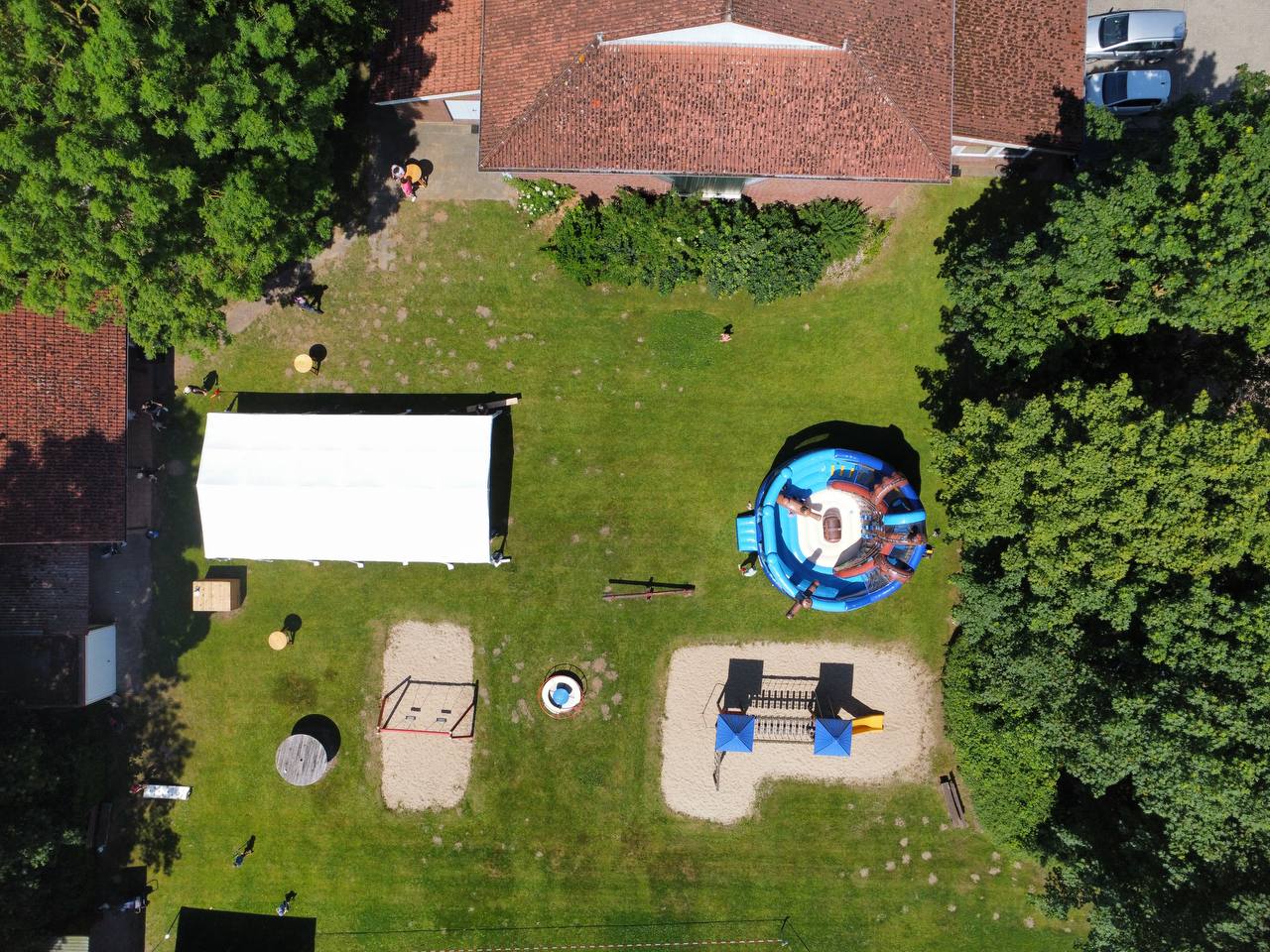 Das Vereinsgelände des TSV Schülp mit Festzelt, Piratenhüpfburg und Spielstationen.