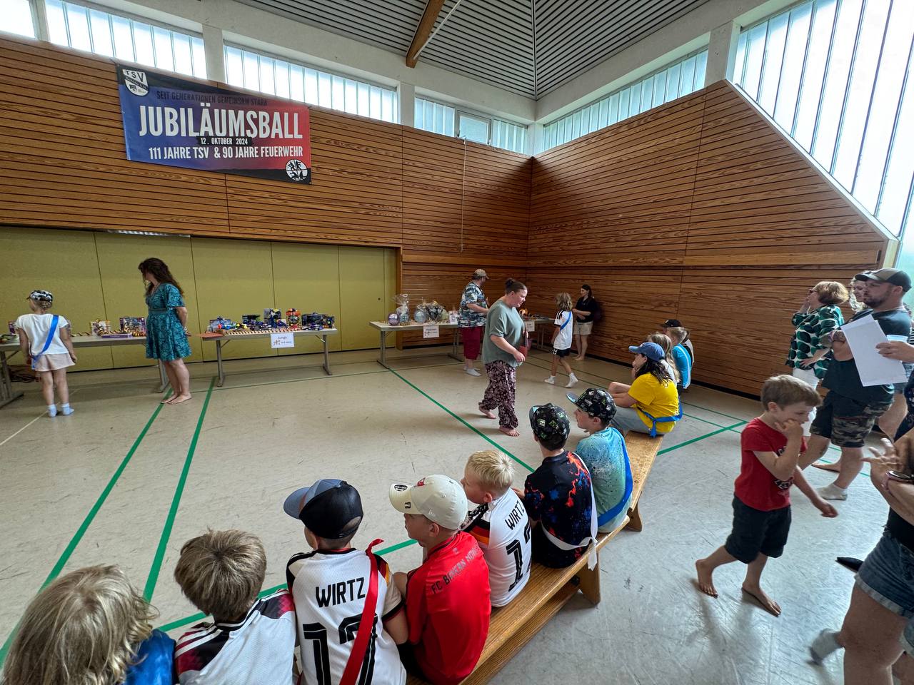 Siegerehrung in der TSV-Halle mit vielen Preisen und Geschenken.