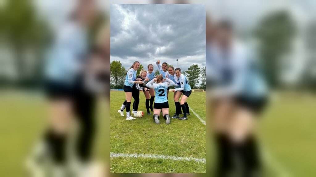 Frauen des TSV Schülp auf dem Faustballfeld; Hochkantfoto mit unscharfem Hintergrund für die Beitragsvorschau.