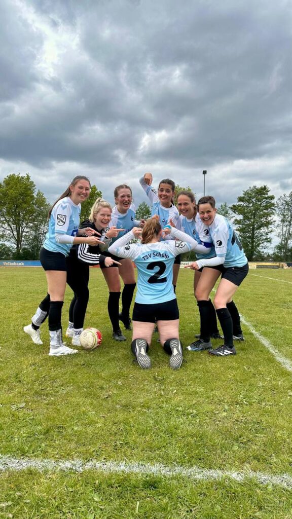 Frauen des TSV Schülp feiern auf dem Faustballfeld ihren ersten Saisonsieg der Feldrunde 2026.