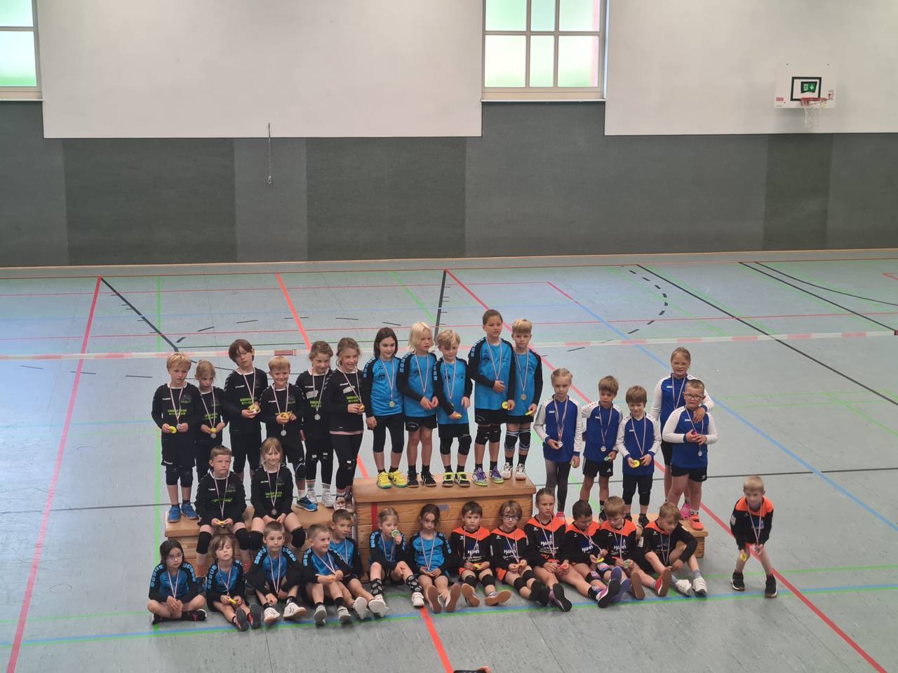 Geschafft! Die U8 des TSV Schülp freut sich über Platz drei in der Landesmeisterschaft und eine erfolgreiche Saison mit vielen schönen Entwicklungen.