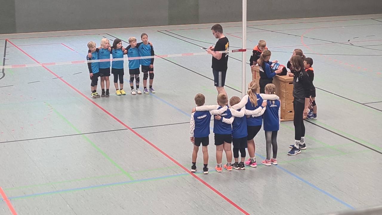 Die U8-Teams beim abschließenden Spieltag der Landesmeisterschaft in Wiemersdorf.