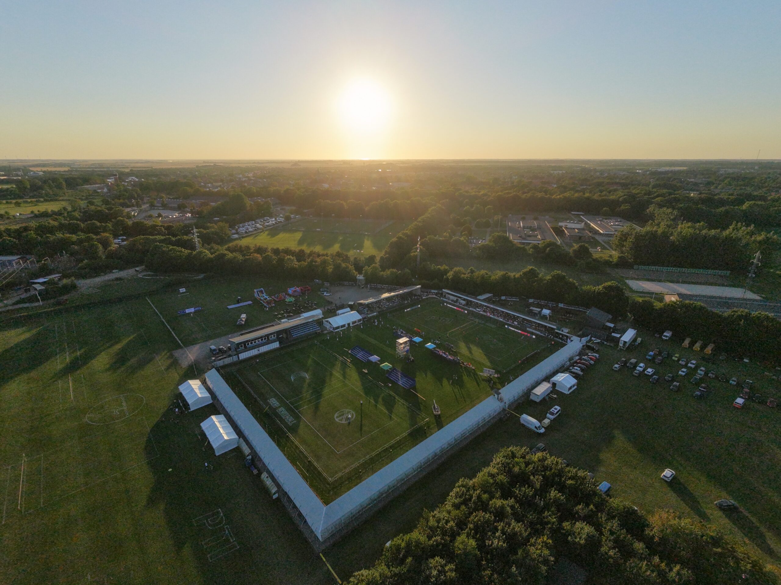 Drohnenaufnahme des BankParken und der umliegenden Landschaft im warmen Abendlicht
