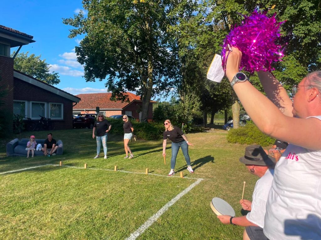 Kubb-Spielszene mit lautstarker Unterstützung am Spielfeldrand