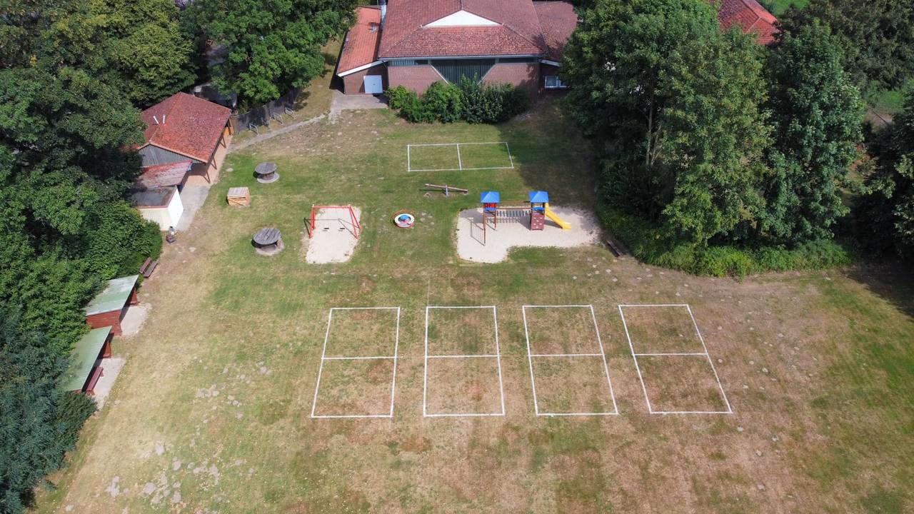 Drohnenaufnahme der Kubb-Felder auf dem Schülper Sportplatz