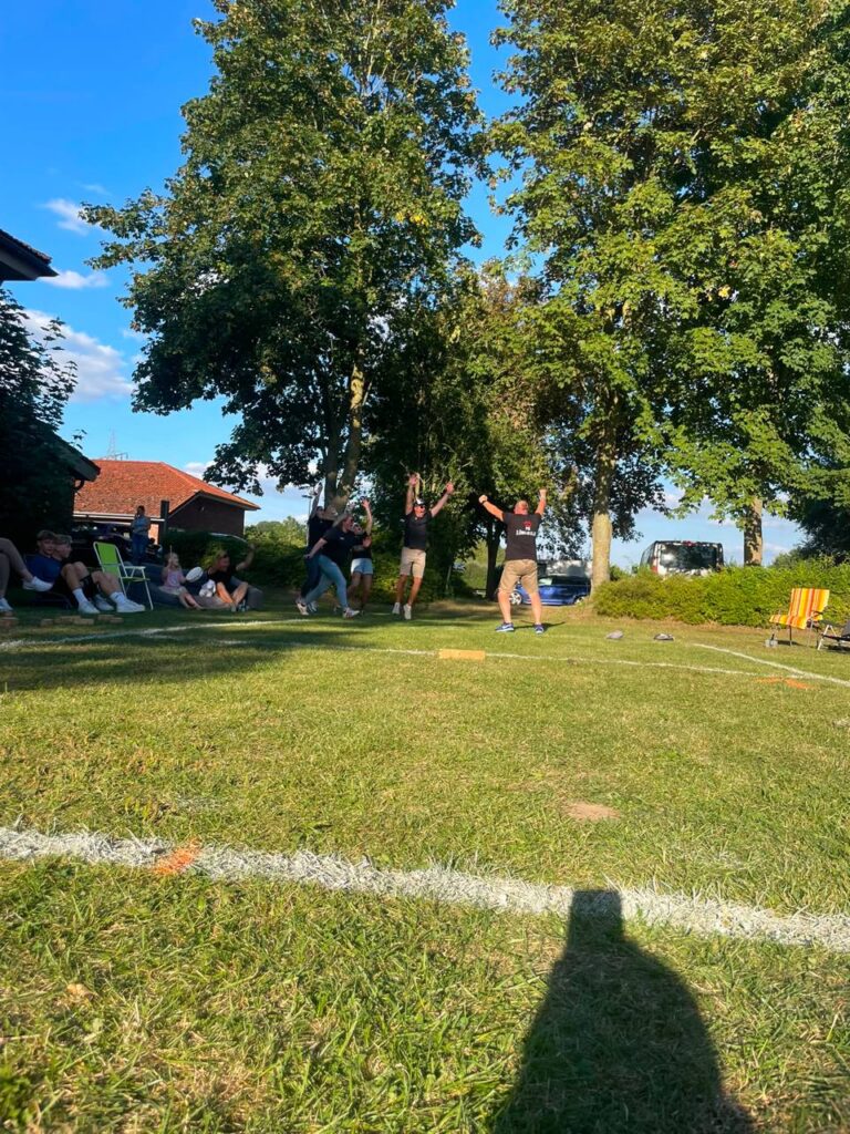 Jubelnde Teilnehmer nach einer entscheidenden Kubb-Szene
