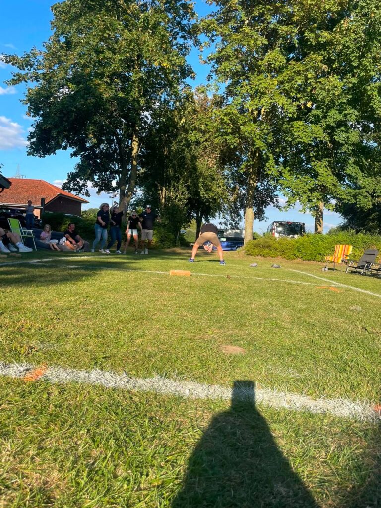 Besondere Kubb-Wurfszene auf dem Schülper Sportplatz