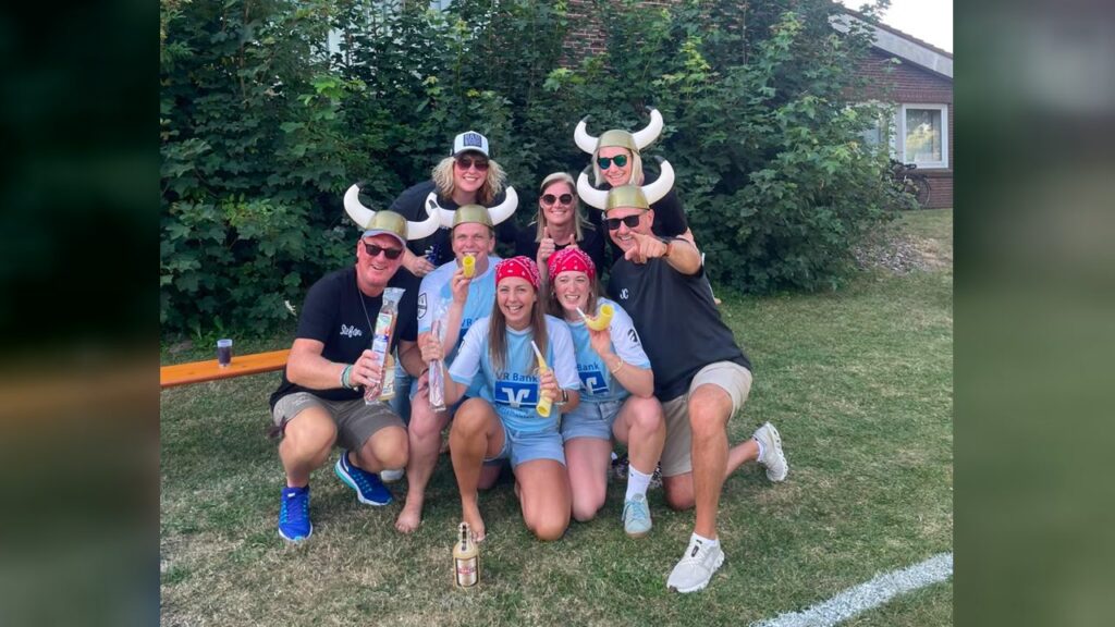 Königskiller und Rotkäppchen nach dem Finale des Kubb-Turniers