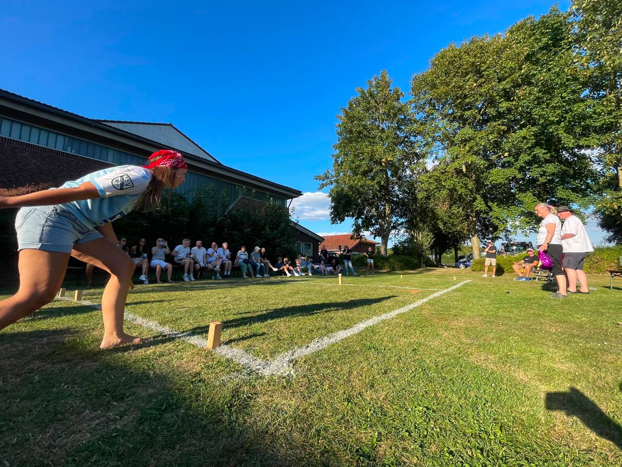 Spielerin konzentriert sich auf ihren Kubb-Wurf