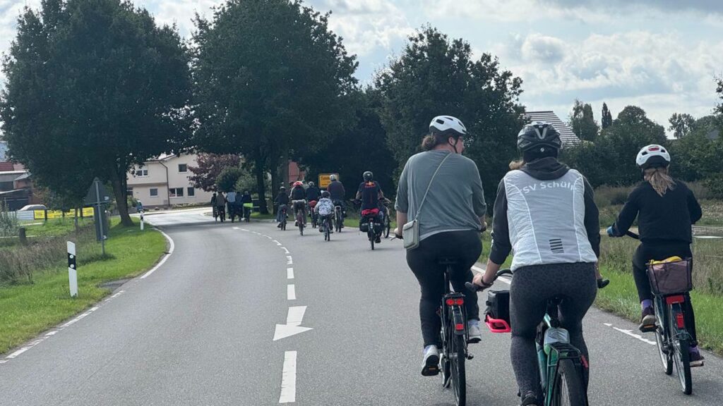 Radgruppe des TSV Schülp gemeinsam auf einer Landstraße