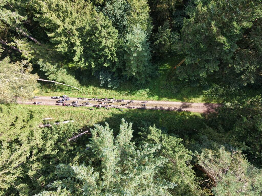 Luftaufnahme der Radgruppe auf einem Weg