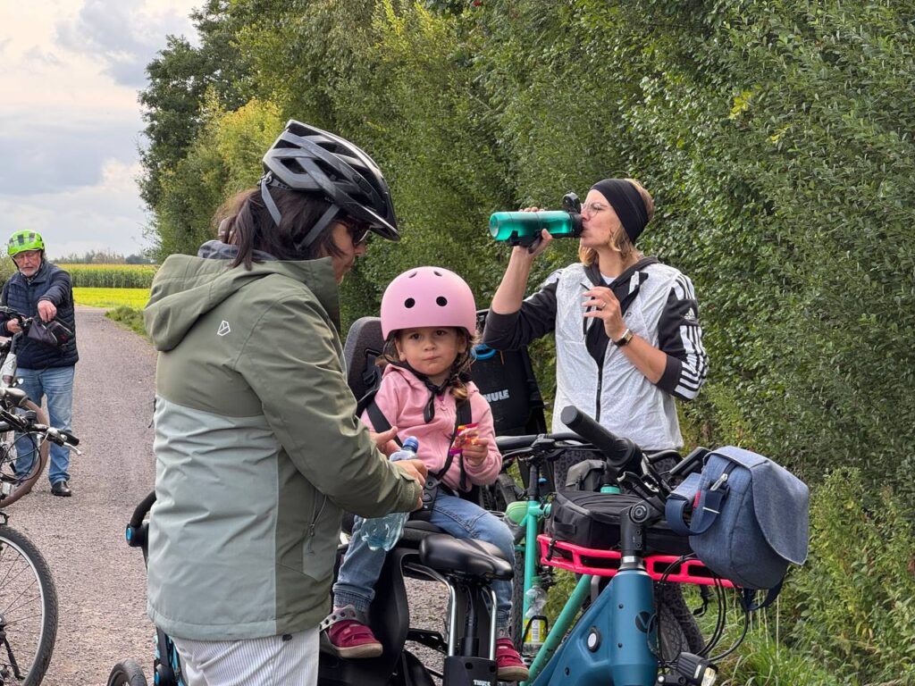 Kind sitzt während der Fahrradtour im Lastenrad