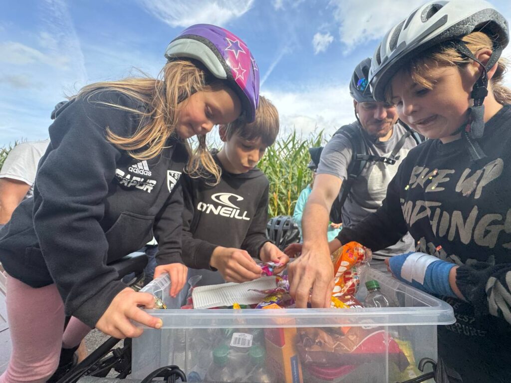 Kinder bei einer Snackpause während der Fahrradtour