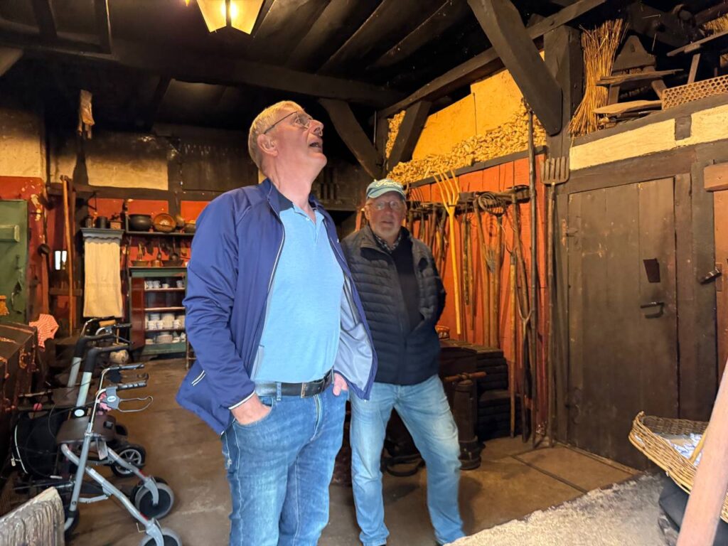 Besucher betrachten einen historischen Innenraum