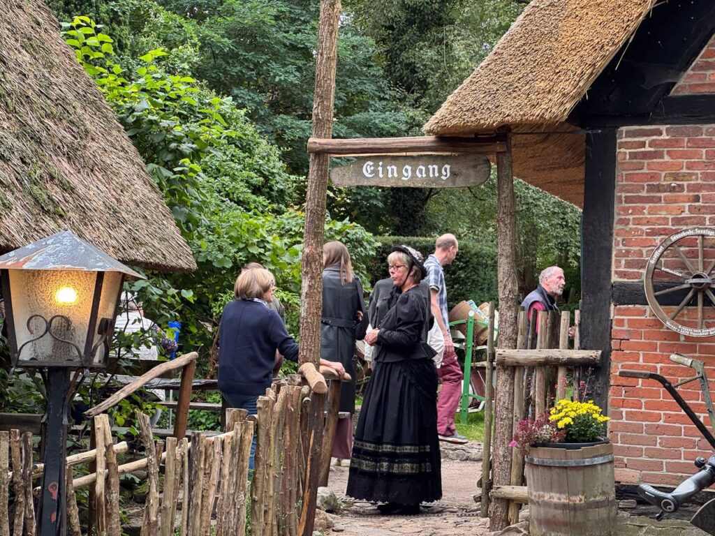 Gruppe am Eingang von Dat ole Hus in Aukrug