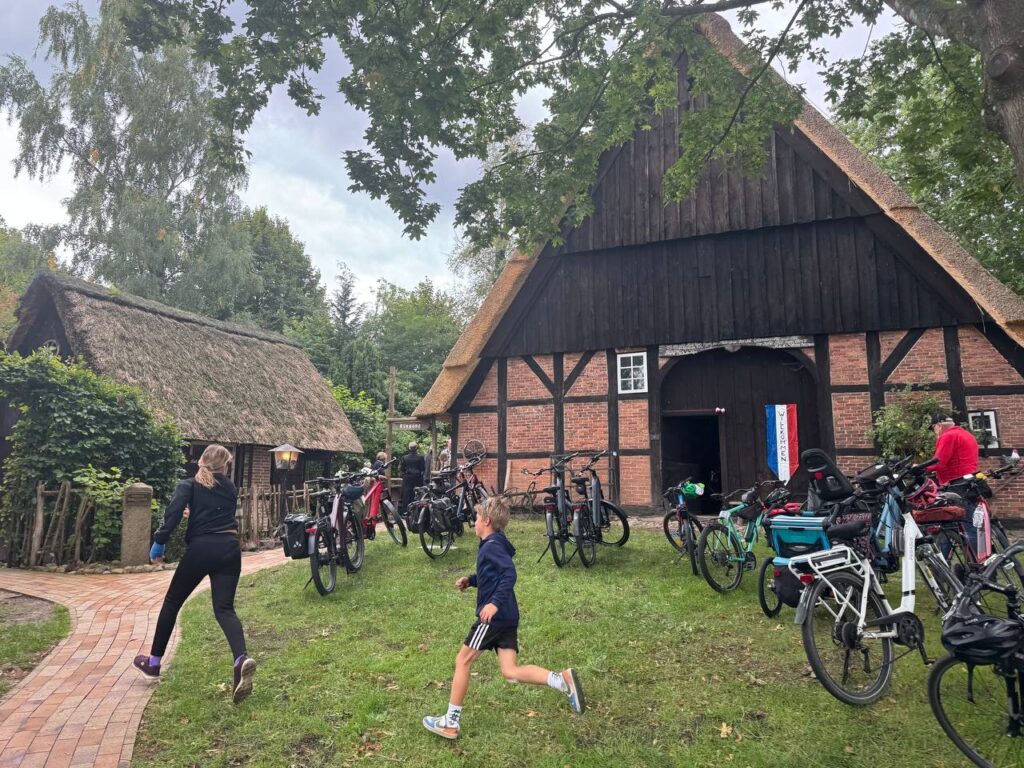 Innenhof von Dat ole Hus mit abgestellten Fahrrädern