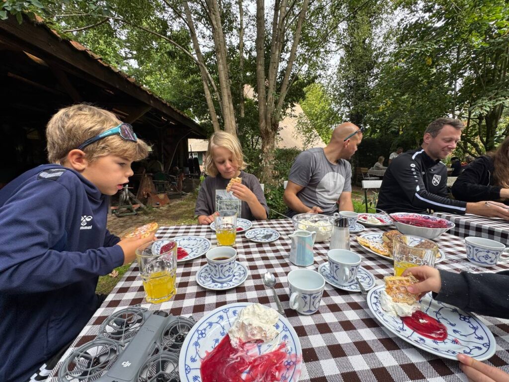 Tisch mit Waffeln, heißen Kirschen und Sahne