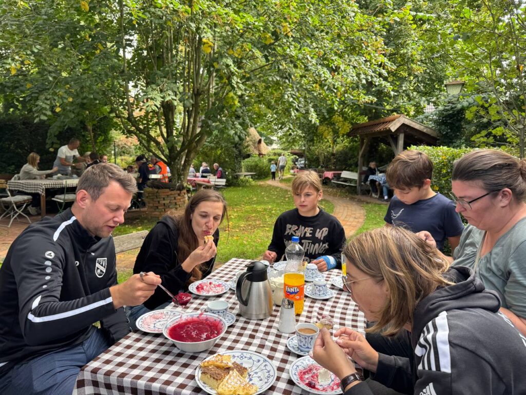 Teilnehmende bei der gemeinsamen Pause im Garten