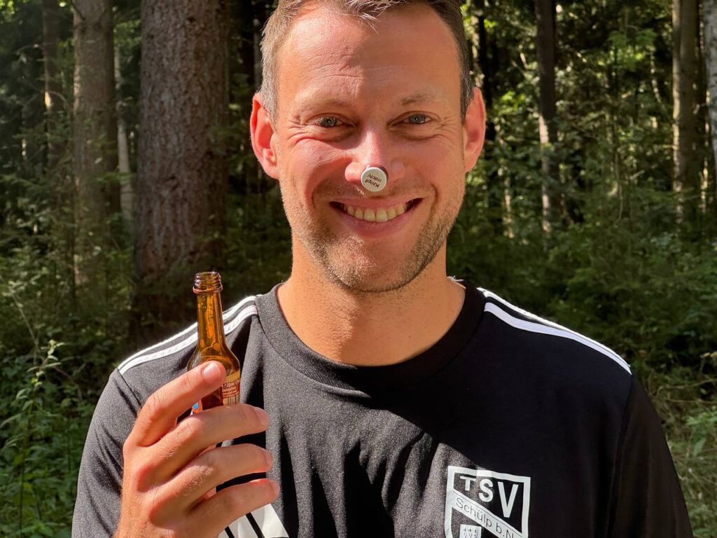 Humorvoller Schnappschuss während der Kaffeepause