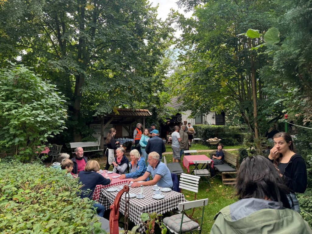 Große Gruppe an Gartentischen bei Dat ole Hus