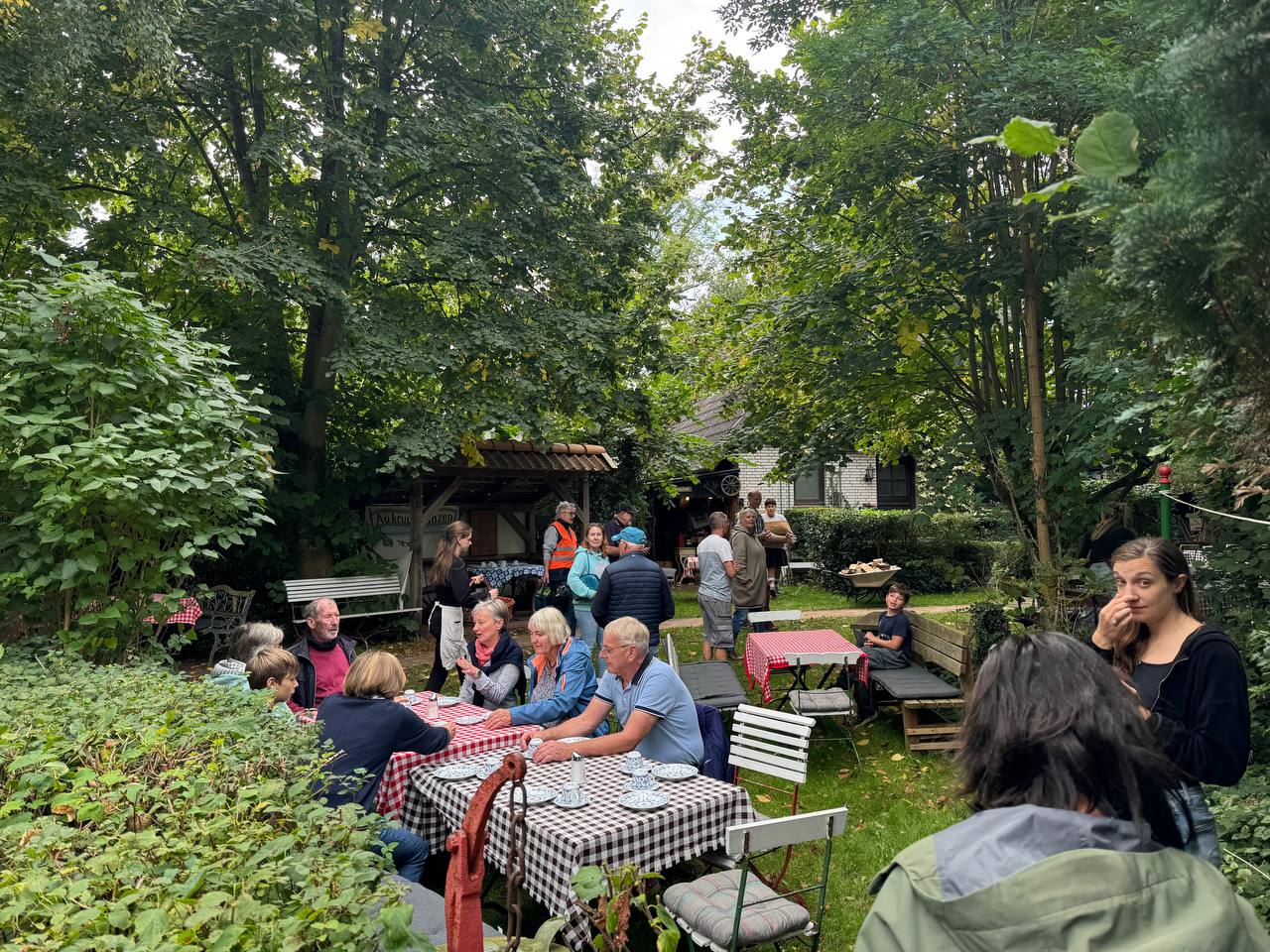 Große Gruppe an Gartentischen bei Dat ole Hus