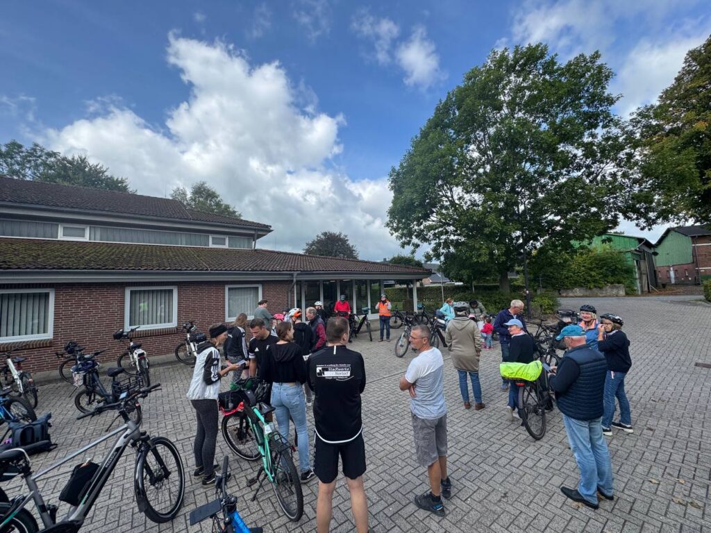 Teilnehmende mit Fahrrädern vor dem Start