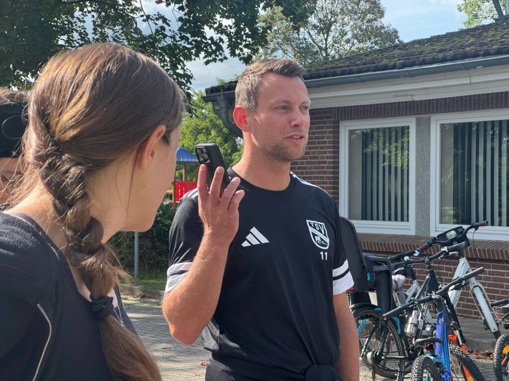 Einweisung der Gruppe vor dem Start der Fahrradtour