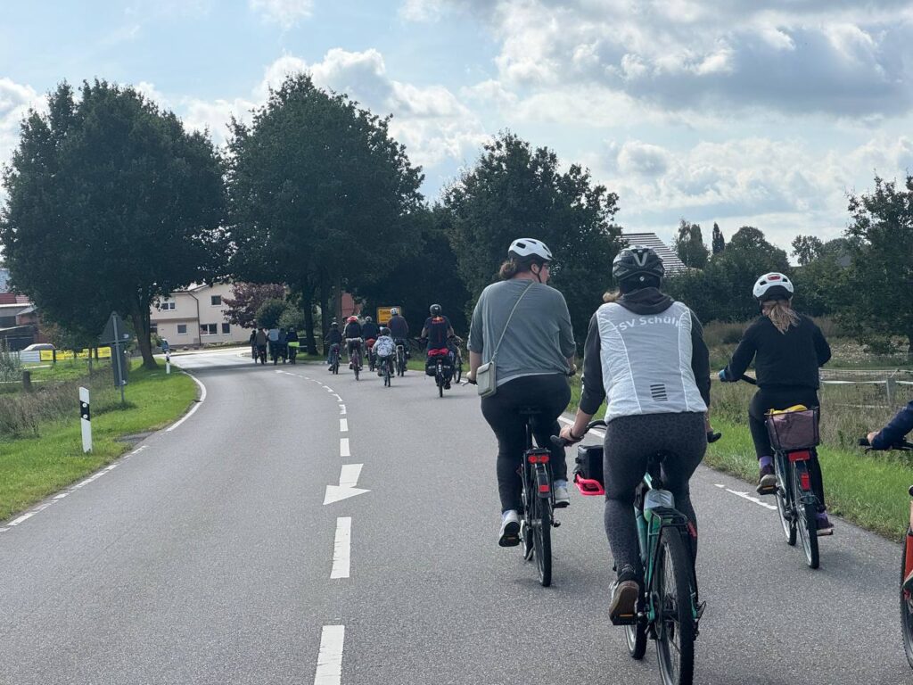 Radgruppe des TSV Schülp unterwegs auf einer Landstraße