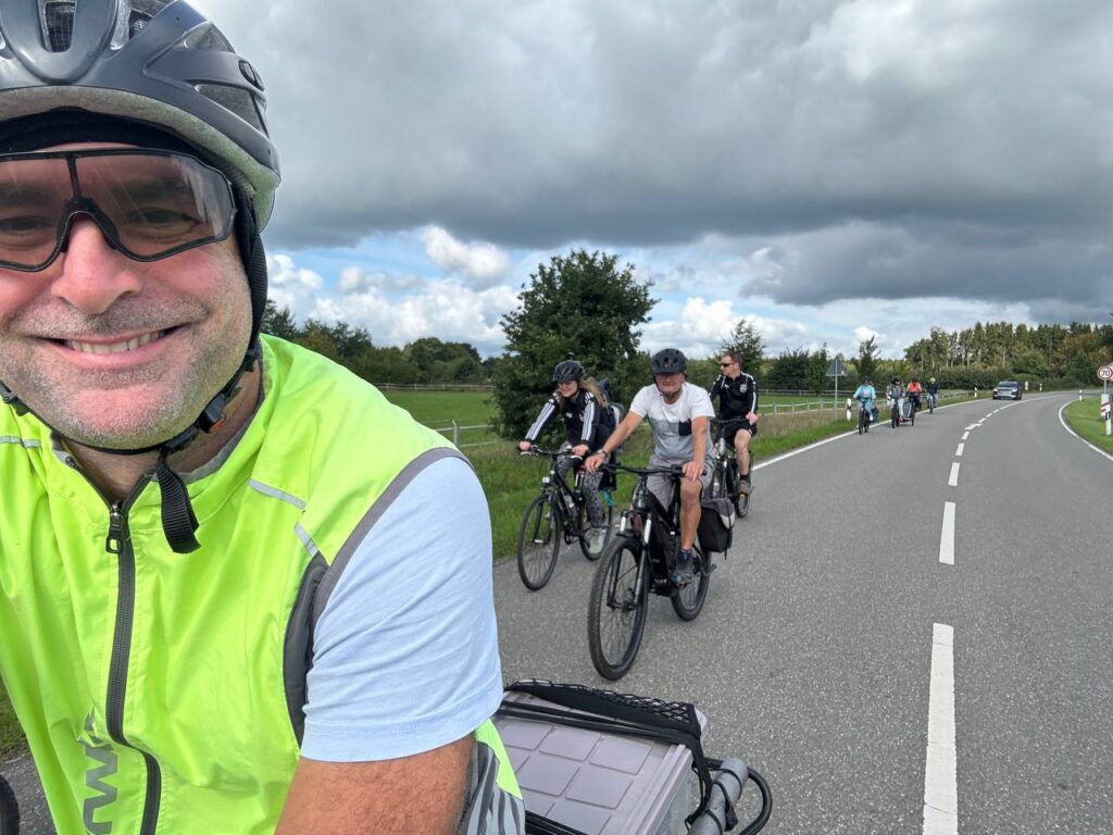 Fahrrad-Selfie mit der Radgruppe im Hintergrund