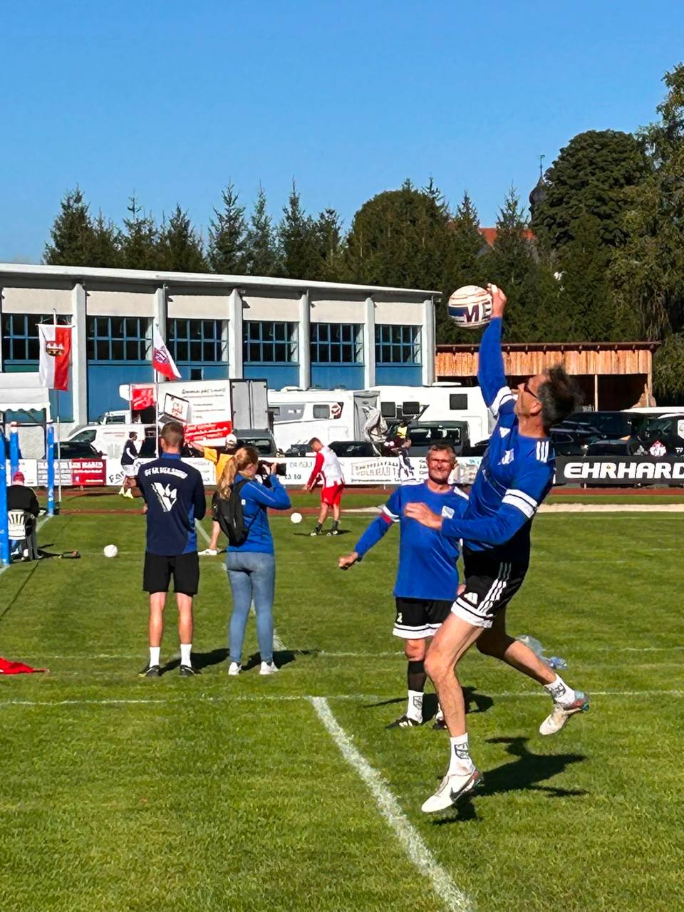Faustballspieler des TSV Schülp springt auf dem Rasen zum Angriffsschlag mit dem Ball über dem Kopf