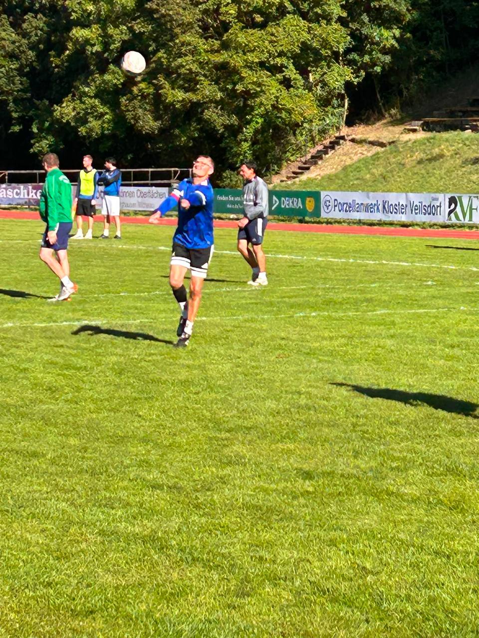 Faustballspieler des TSV Schülp beobachtet konzentriert den Ball während einer Partie auf dem Rasen
