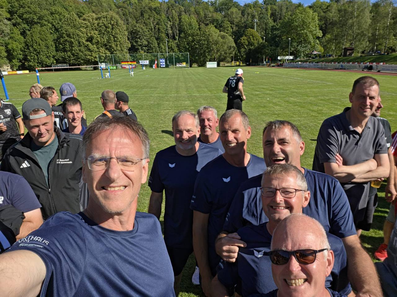 Gut gelaunte Faustballspieler des TSV Schülp bei einem gemeinsamen Gruppenfoto am Spielfeldrand