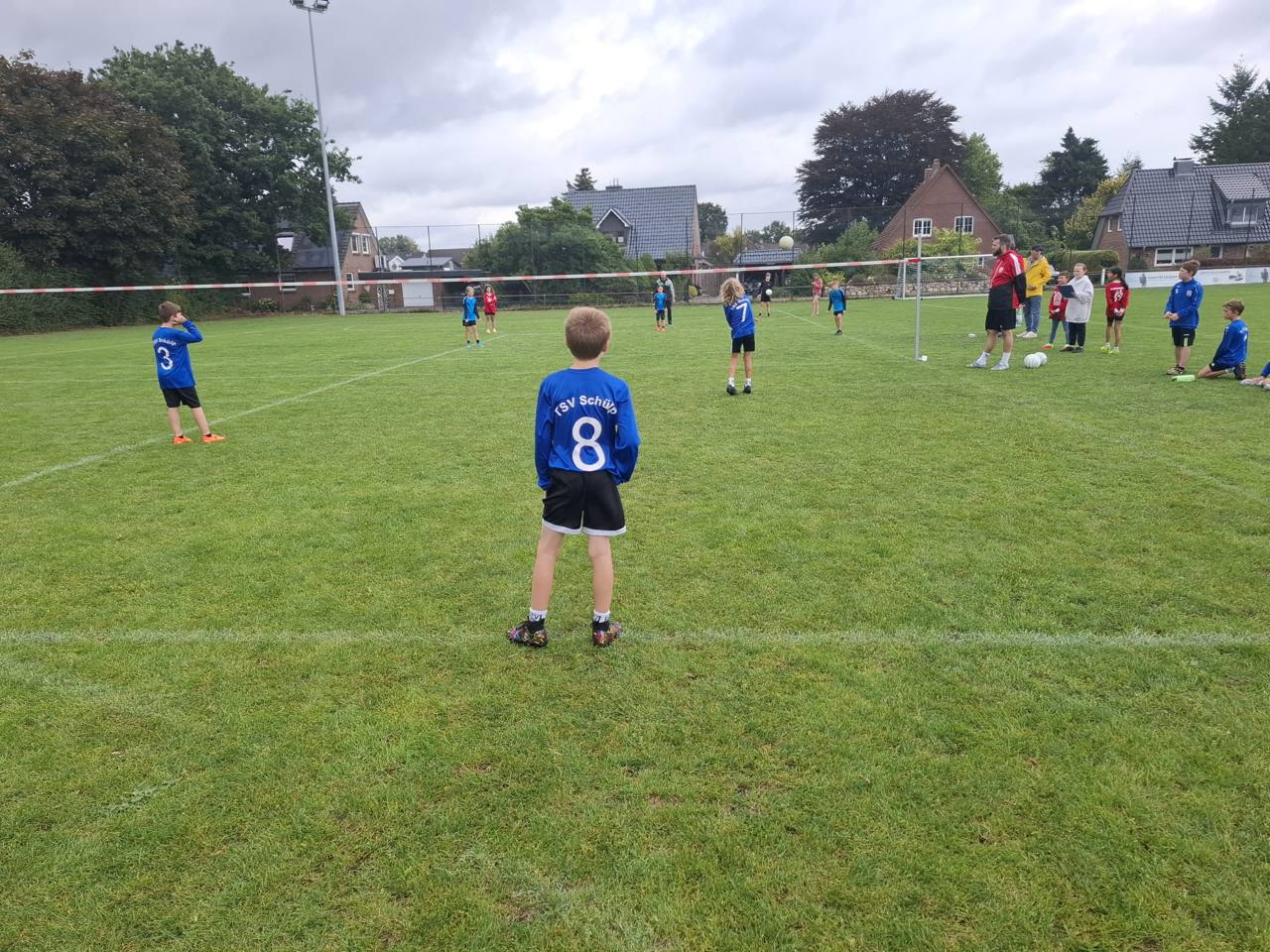 U10-Faustballmannschaft des TSV Schülp in blauen Trikots während einer Partie auf dem Rasenplatz in Kellinghusen